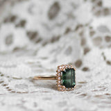 Jagger Ring med Mörkgrön Turmalin och Diamanthalo