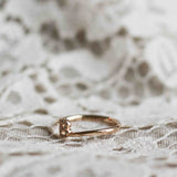 Skräddarsydd Bokstavsring med ditt val av ädelstenar (och gravyr inuti ringen)