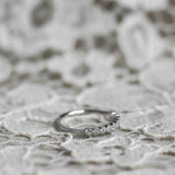 Astrid Top Covered Diamond Band i Vitguld