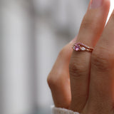 Skräddarsydd Drop Edith Ring med rosa safir