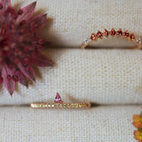 Glädje & Styrka - Lily Tiny Diamond Drop Ring med rosa safirdroppe och gula safirer