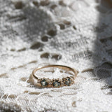 Brigitte Ring med Olivgröna Safirer och Champagnediamanter