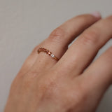 Kreativitet - Idun Curved Diamond Band med terrakottasafirer