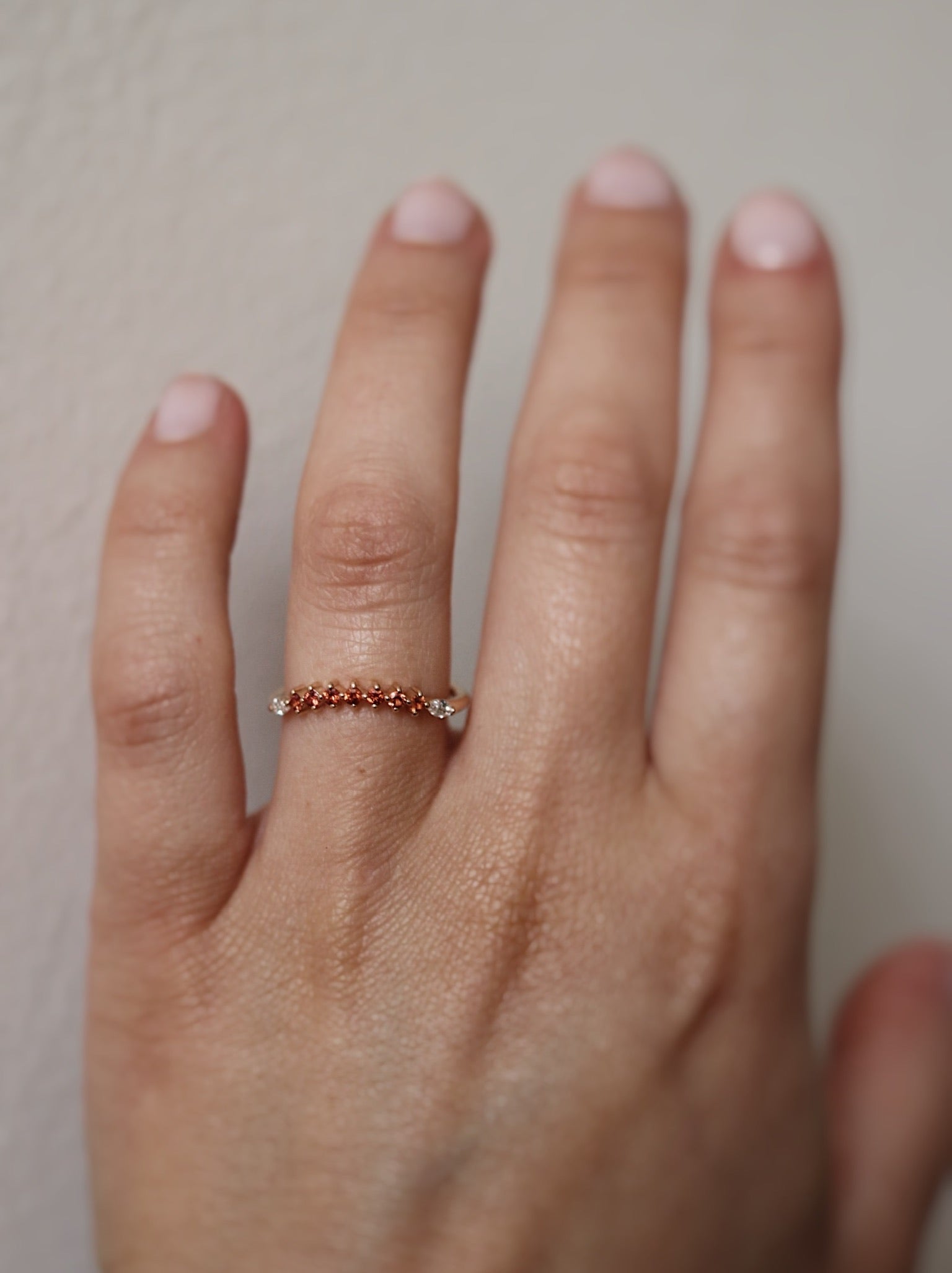 Kreativitet - Idun Curved Diamond Band med terrakottasafirer