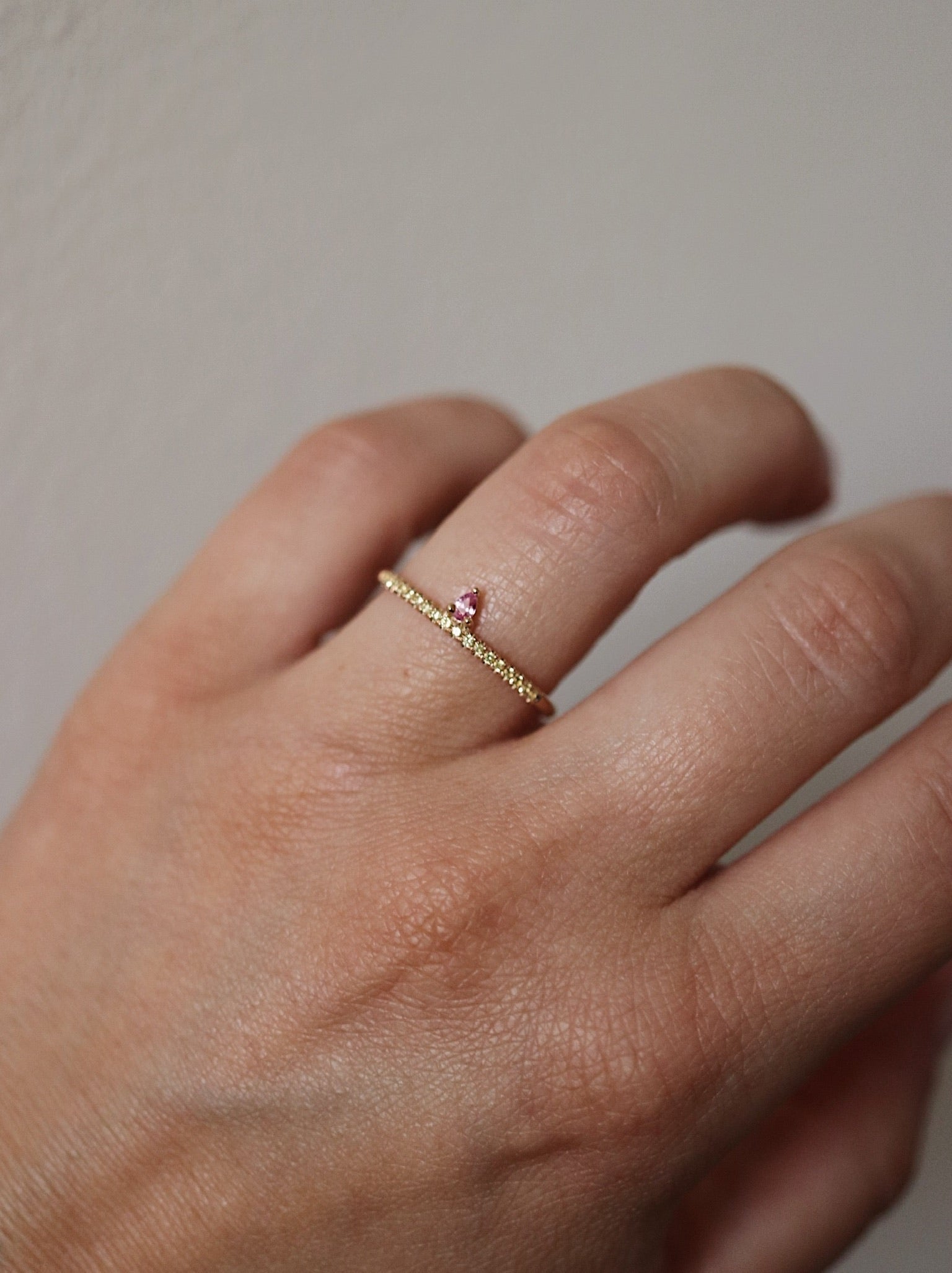 Glädje & Styrka - Lily Tiny Diamond Drop Ring med rosa safirdroppe och gula safirer