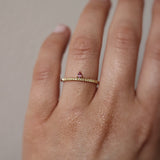 Glädje & Styrka - Lily Tiny Diamond Drop Ring med rosa safirdroppe och gula safirer