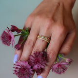 Glädje & Styrka - Lily Tiny Diamond Drop Ring med rosa safirdroppe och gula safirer