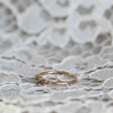 Unik! Mini Elise Ring (Lite Större) med Olivgrön Safir och Chokladdiamanter