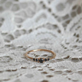Mini Elise Ring med Svarta Diamanter