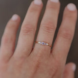 Avslutad: Mini Elise Ring med Lavendelsafirer och Diamanter