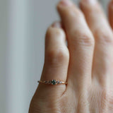 Unik! Mini Elise Ring med Olivgrön Safir och Chokladdiamanter