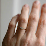 Unik! Mini Elise Ring med Olivgrön Safir och Chokladdiamanter