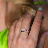 Glädje & Styrka - Lily Tiny Diamond Drop Ring med rosa safirdroppe och gula safirer