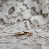 Skräddarsydd Bokstavsring med ditt val av ädelstenar (och gravyr inuti ringen)