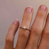 Subtle Sparkle Solitaire med Champagnediamant (0.75 CT)